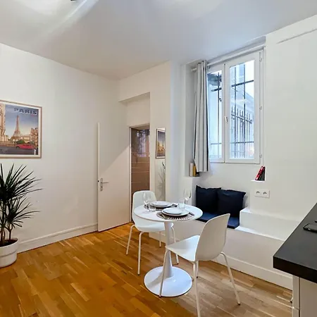 Pretty Cocoon Near The Bastille 巴黎